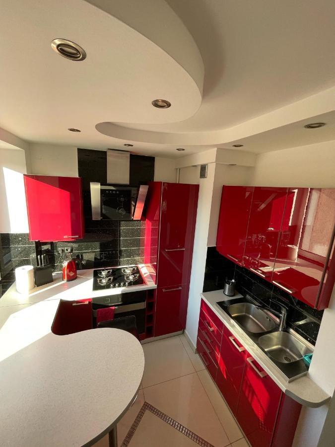 Luxury Red Apartment By Marta Radom Luaran gambar