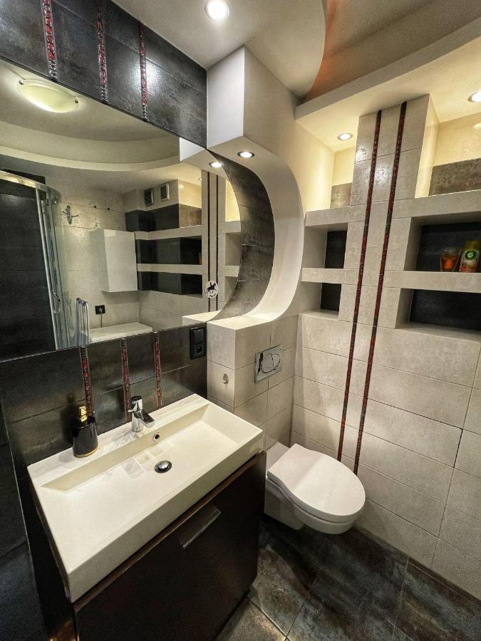Luxury Red Apartment By Marta Radom Luaran gambar