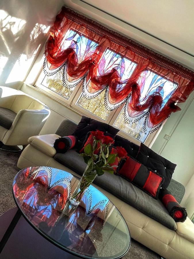 Luxury Red Apartment By Marta Radom Luaran gambar